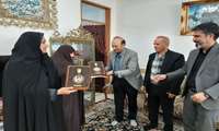 دکتر محمد ربیع یگانه به همراه معاون سیاسی وامنیتی فرماندار و رئیس بنیادشهید وامور ایثارگران شهرستان از خانواده شهیدان دلجویی کردند